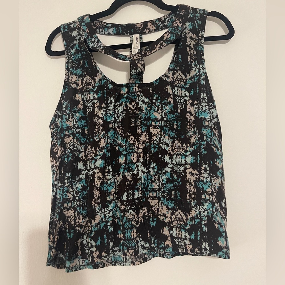 Rcva Large top with cool unique design and cut out! Super cute and stylish